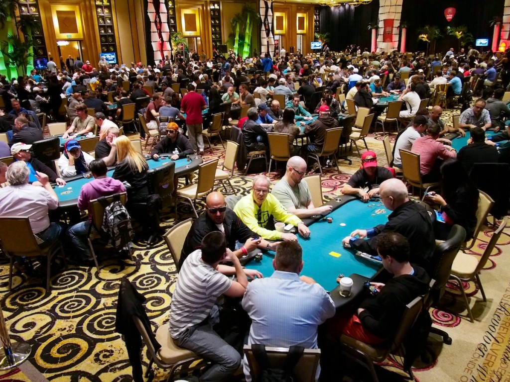 The starting field early on Day 1A with about 450 players registered.