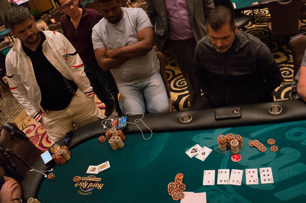 Michael Moreno (left, standing) versus Miguel Cieri (right, sitting)