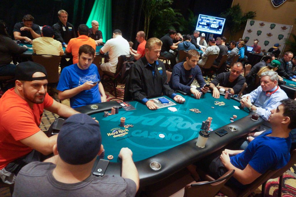 Mike Sexton (middle position) and Michael Mizrachi (big blind).