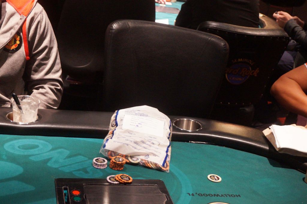 The empty chair of chip leader Hector Navas