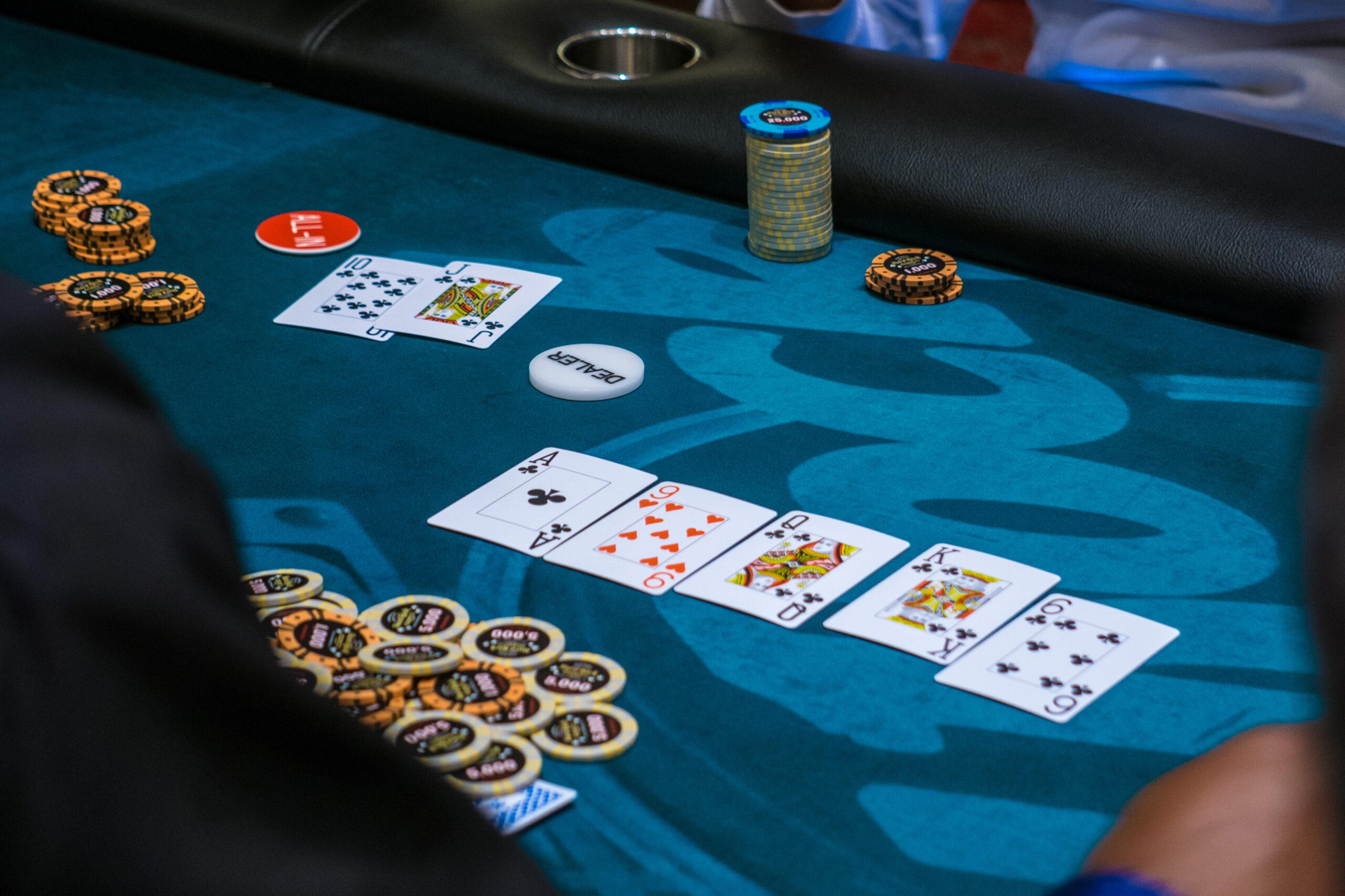 A board shows Ac-Qc-9h-Kc-6c, and a player's cards are revealed as Jc-10c for a Royal Flush in clubs.